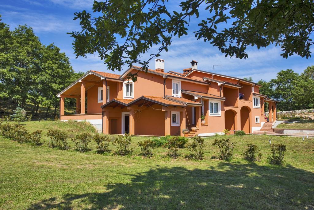 Apartments Matelici Divsici Luaran gambar