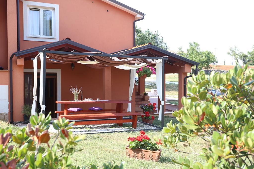 Apartments Matelici Divsici Luaran gambar