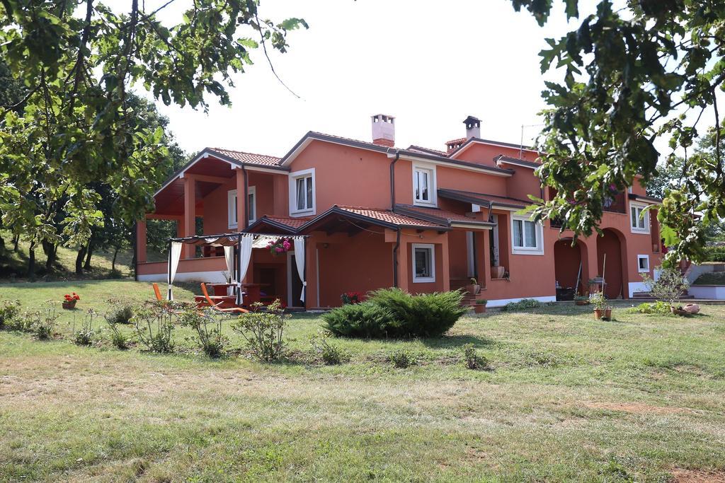 Apartments Matelici Divsici Luaran gambar
